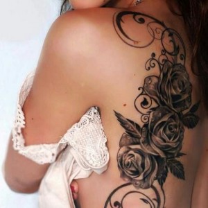 Blumenranken Tattoo auf der Schulter