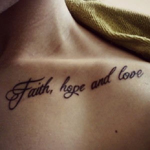 Faith Hope Love Tattoo am Schluesselbein