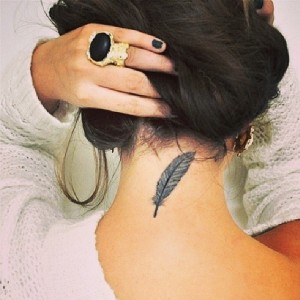 Feder Tattoo im Nacken