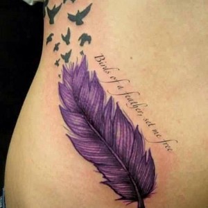 Feder Vogel Tattoo an der Hüfte