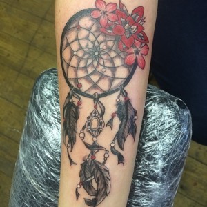 Traumfänger Blumen Tattoo am Arm