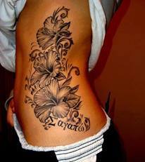 Blumen Tattoo an der Körpersseite