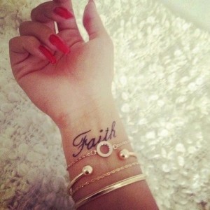 Faith Tattoo Spruch am Handgelenk