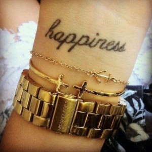 Happiness Tattoo am Handgelenk