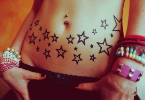 Sternen Tattoo am Bauch