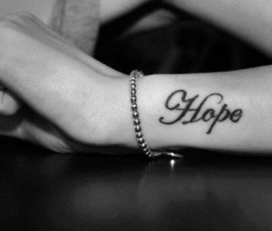 Hope Tattoo Spruch am Unterarm
