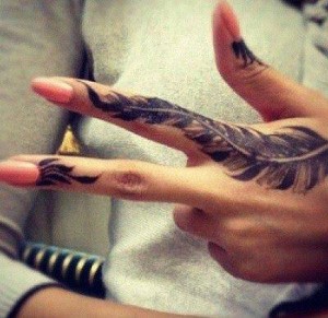 Feder Tattoo am Finger