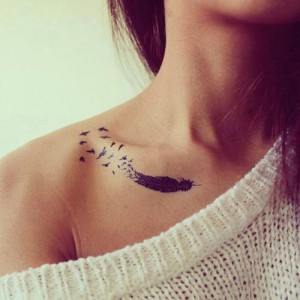 Feder Tattoo am Schlüsselbein