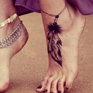 Feder Tattoo mit Kette am Fuß