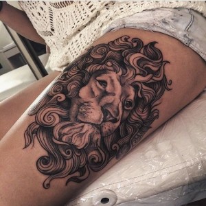 Löwen Tattoo am Oberschenkel