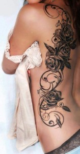 Rosen-Tattoo-an-der-Körperseite