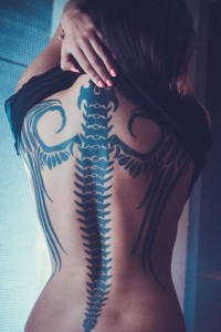 Tattoo-mit-Flügel-auf-dem-Rücken