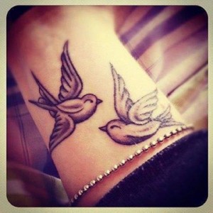 Vogel Tattoo am Handgelenk