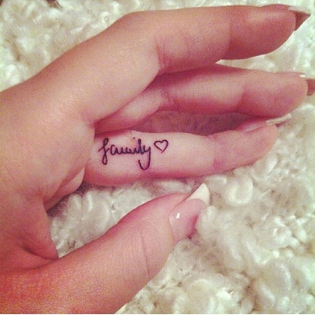 Family-Tattoo-am-Finger