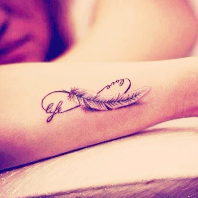 Feder Tattoo auf dem Unterarm