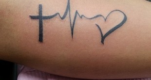Kreuz Herz Tattoo am Unterarm