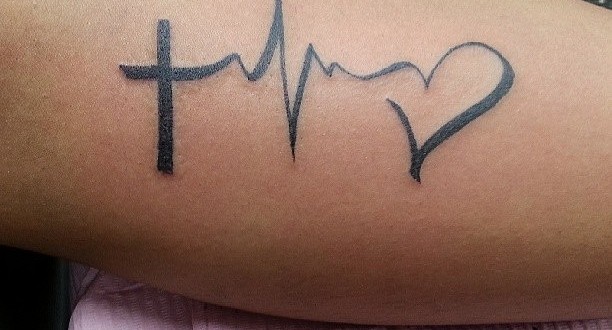 Kreuz Herz Tattoo Am Unterarm