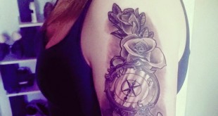 Rosen Kompass Tattoo am Oberarm von Joline Pfu
