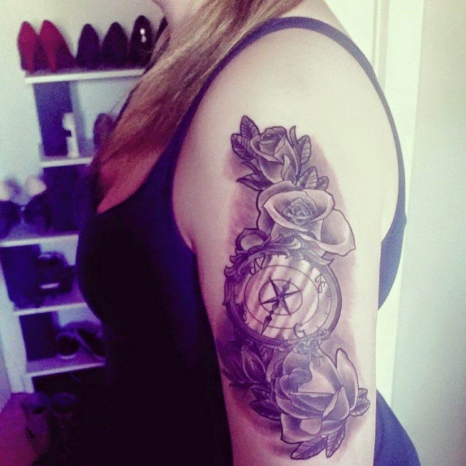Rosen Kompass Tattoo am Oberarm von Joline Pfu