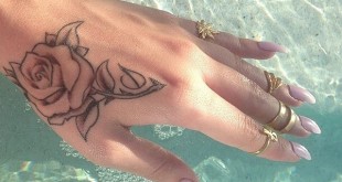 Rosen Tattoo am Handgelenk
