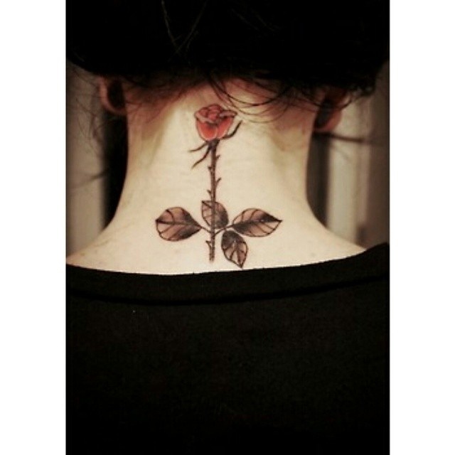 Rosen Tattoo im Nacken