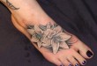 Blumen Tattoo auf dem Fuss