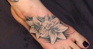 Blumen Tattoo auf dem Fuss