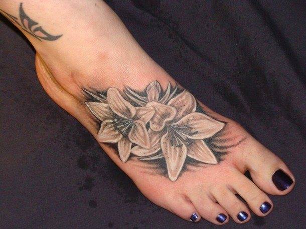 Blumen Tattoo auf dem Fuss