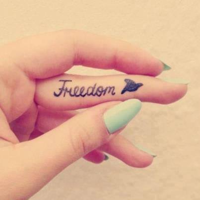 Freedom Tattoo Spruch am Finger