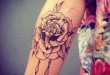 Rosen Feder Tattoo am Arm