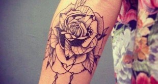 Rosen Feder Tattoo am Arm