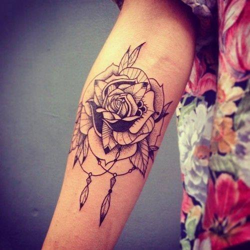 Rosen Feder Tattoo am Arm