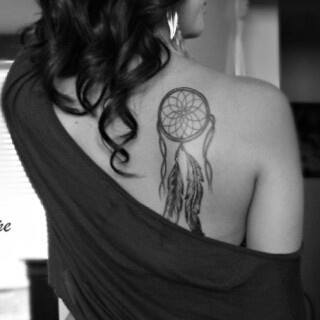 Traumfänger Tattoo an der Schulter