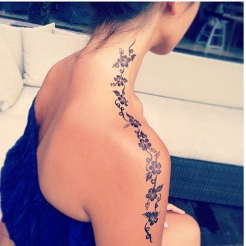 Blumenranken Tattoo vom Hals bis zum Arm