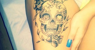 Totenkopf Rosen Tattoo am Bein