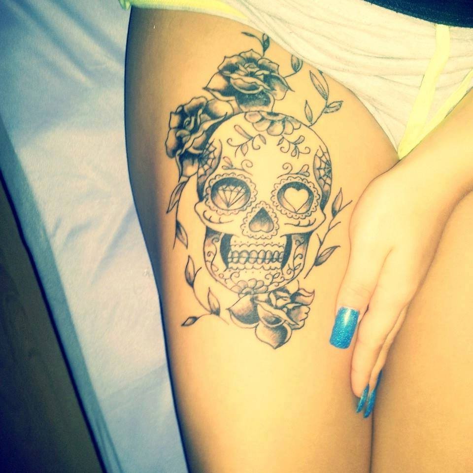 Totenkopf Rosen Tattoo am Bein