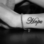 Hope Tattoo Spruch am Unterarm