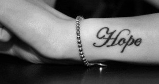 Hope Tattoo Spruch am Unterarm