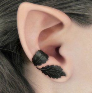 Blätter Tattoo am Ohr