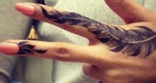 Feder Tattoo am Finger