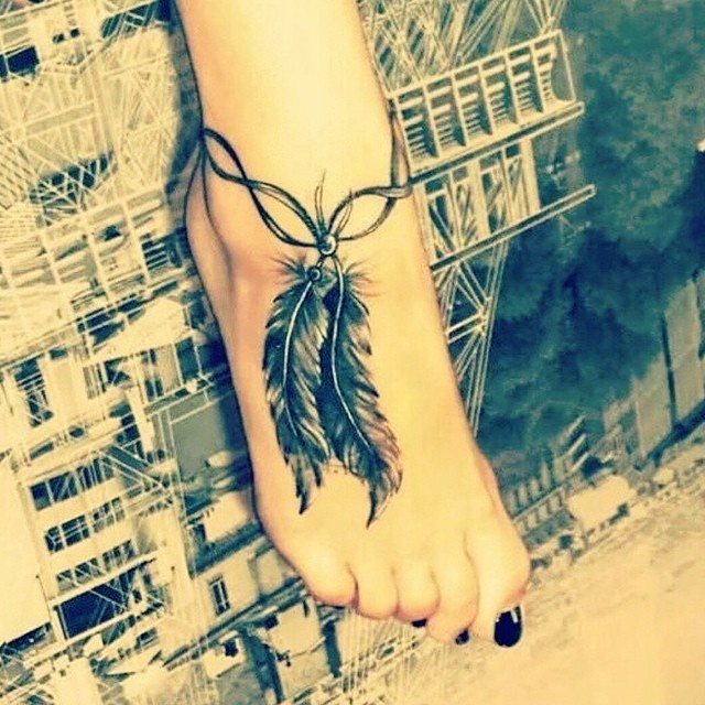 Feder Tattoo am Fuß