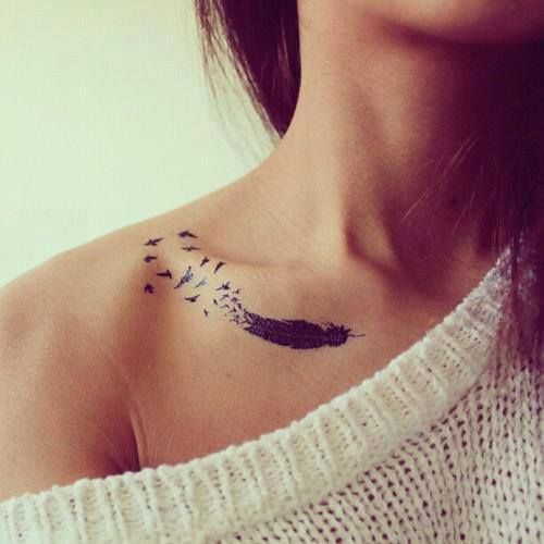 Feder Tattoo am Schlüsselbein