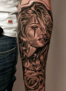 Frauen Portrait Tattoo mit Rosen am Arm