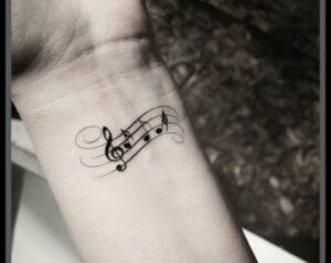 Noten Tattoo am Handgelenk