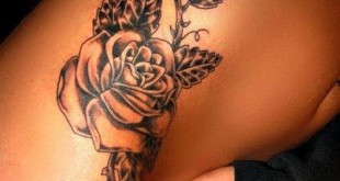 Rosen Tattoo an der Huefte