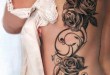 Rosen-Tattoo-an-der-Körperseite