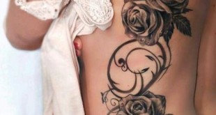 Rosen-Tattoo-an-der-Körperseite