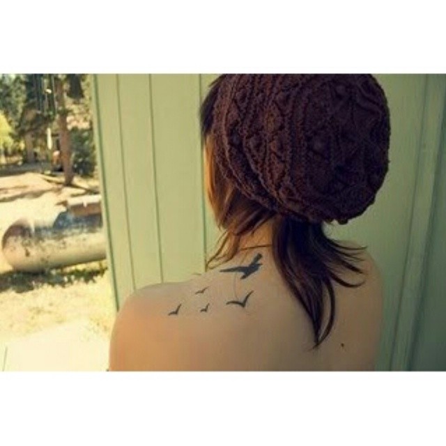 Schwalben Tattoo an der Schlter