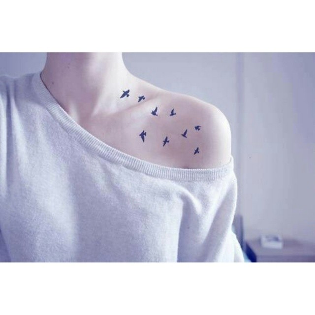 Schwalben Tattoo an der Schulter