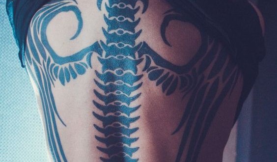 Tattoo mit Flügel auf dem Rücken